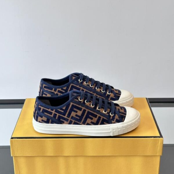 Boutique / Fendi 2025 Frühjahr/Sommer Canvas-Schuhe, Freizeitschuhe, Schuhe in der Farbe Biscuit, Paarschuhe, Klassisches FF-Monogramm-Canvas-Obermaterial (XNK28)