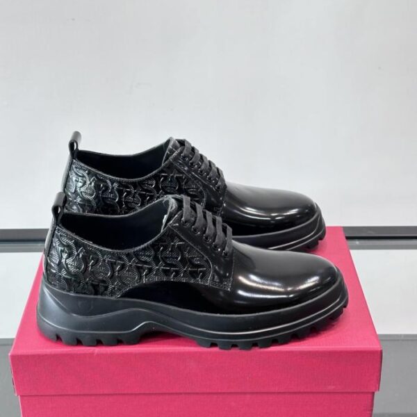 Boutique / Hochwertige Herren-Lederschuhe von Ferragamo für formelle und legere Anlässe (Z2RM6)