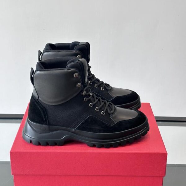 Boutique / Ferragamos Plateau-Schnürstiefeletten (S7F2T) zeichnen sich durch eine Kombination aus Wildleder und Stoff aus.