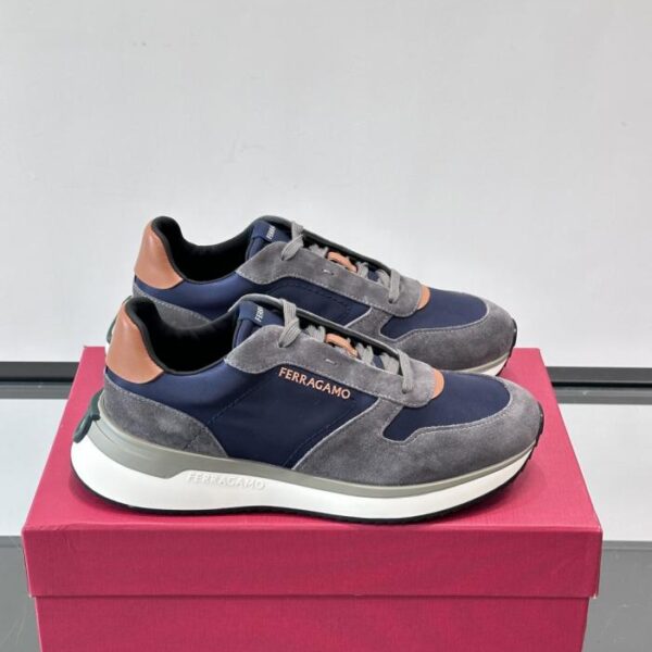 Boutique / Ferragamo 70er-Jahre Retro-Laufschuhe, weißes Leder + dunkelblauer Wildlederbesatz (7NK2S)