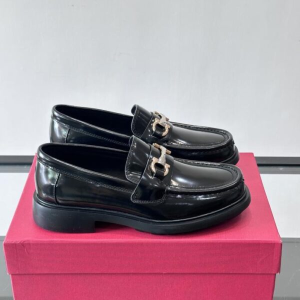 Boutique / Hochwertige Herren-Lederschuhe von Ferragamo für formelle und legere Anlässe (RW1E9)