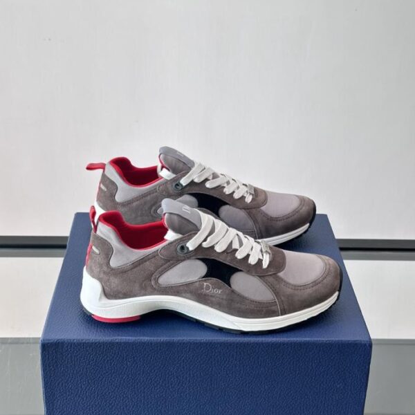 Boutique / Diors erste Schuhkollektion: Die neuen Dior OTSG1 Freizeitsneaker für Paare.