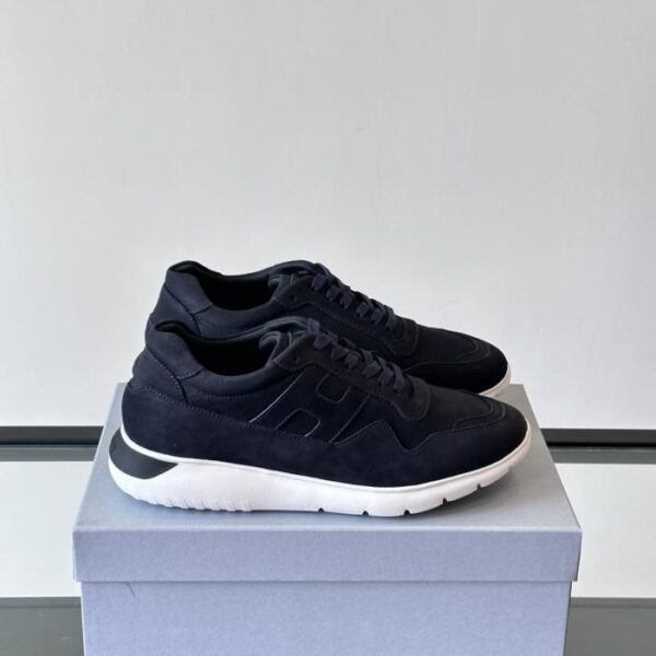 Boutique / Hogans neue Low-Top-Sneaker für Herren, Serie 261, mit einem komplett aus Leder gefertigten "H"-Logo (0ZGBB) an der Außenseite.