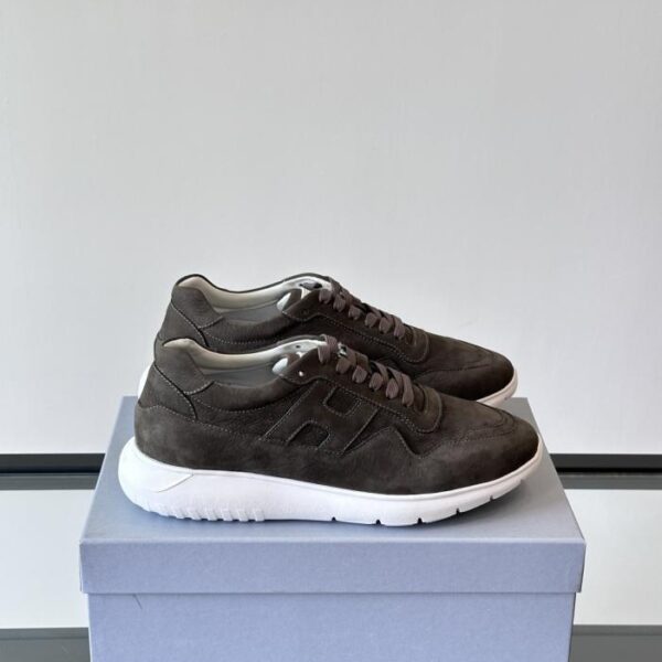 Boutique / Hogans neue Low-Top-Sneaker für Herren, Serie 261, mit einem komplett aus Leder gefertigten "H"-Logo an der Außenseite (5VTEY).
