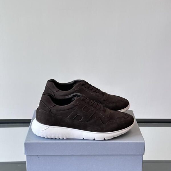 Boutique / Hogans neue Low-Top-Sneaker für Herren, Serie 261, mit einem komplett aus Leder gefertigten "H"-Logo (YLCD1) an der Außenseite.