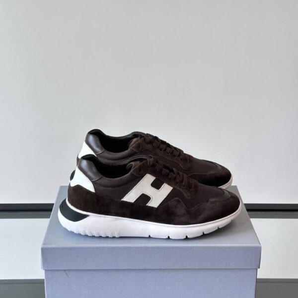 Boutique / Hogans neue Low-Top-Sneaker für Herren, Serie 261, mit einem komplett aus Leder gefertigten "H"-Logo (0DUXQ) an der Außenseite.