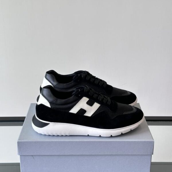 Boutique / Hogans neue Low-Top-Sneaker für Herren, Serie 261, mit einem komplett aus Leder gefertigten "H"-Logo (XMGIR) an der Außenseite.