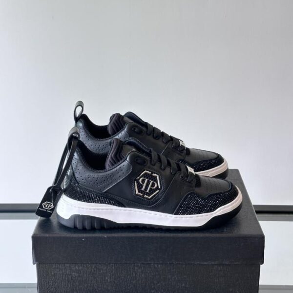 replica,schuhe,beste,kaufen,1:1,besten,seiten,Replik,turnschuhe,sneakers Boutique / PHILIPP PLEIN Herren-Sneaker der deutschen Streetwear-Marke, niedrige Passform, mit Strasssteinen verziert, aus glänzendem Rindsleder (Q19BE).