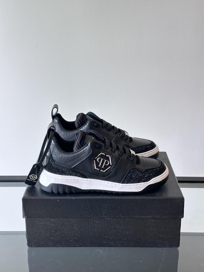 replica,schuhe,beste,kaufen,1:1,besten,seiten,Replik,turnschuhe,sneakers Boutique / PHILIPP PLEIN Herren-Sneaker der deutschen Streetwear-Marke, niedrige Passform, mit Strasssteinen verziert, aus glänzendem Rindsleder (Q19BE).