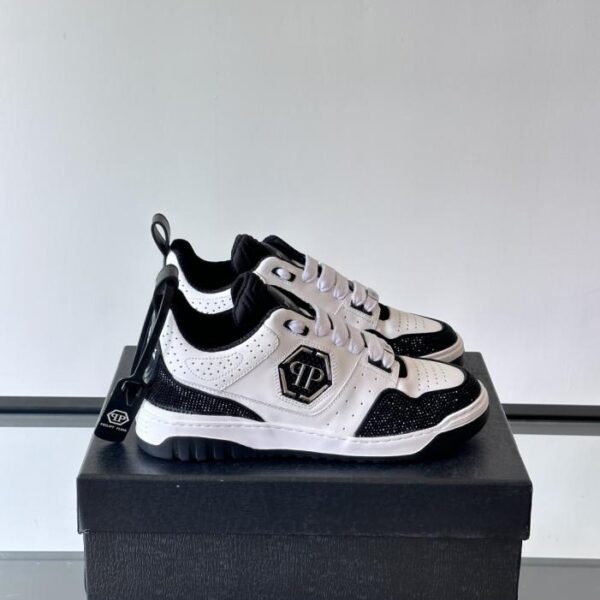 replica,schuhe,beste,kaufen,1:1,besten,seiten,Replik,turnschuhe,sneakers Boutique / PHILIPP PLEIN Herren-Sneaker der deutschen Streetwear-Marke mit niedrigem Schaft, Strassverzierungen und glänzendem Rindsleder (S1TLT)