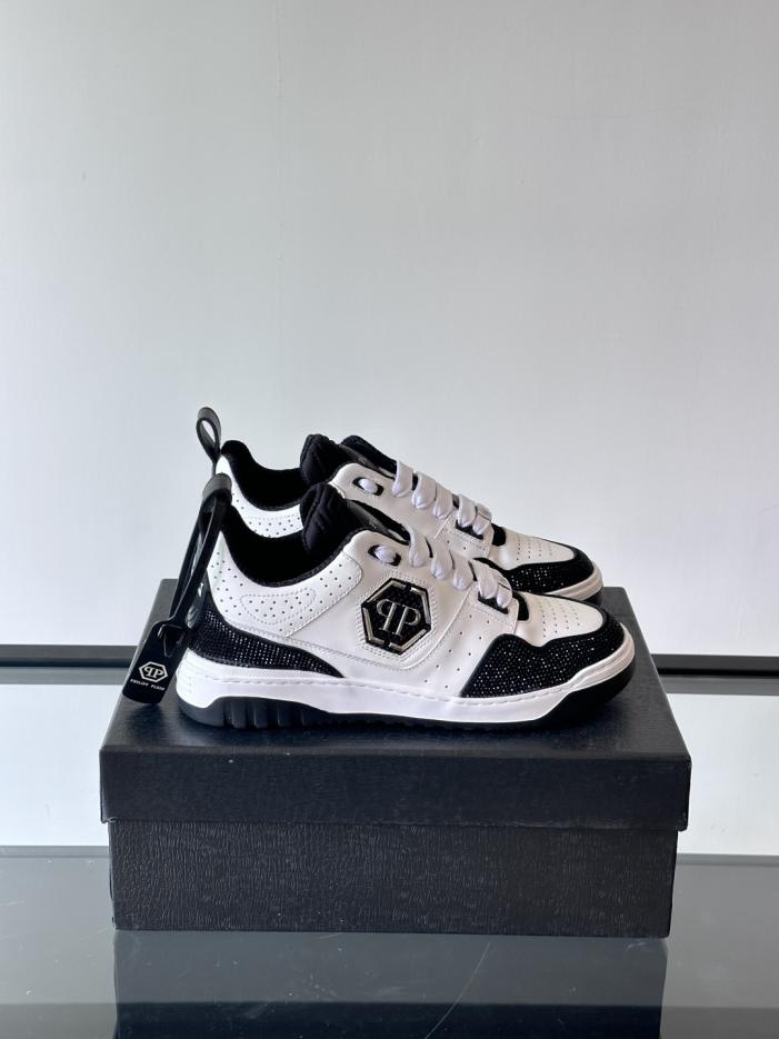 replica,schuhe,beste,kaufen,1:1,besten,seiten,Replik,turnschuhe,sneakers Boutique / PHILIPP PLEIN Herren-Sneaker der deutschen Streetwear-Marke mit niedrigem Schaft, Strassverzierungen und glänzendem Rindsleder (S1TLT)