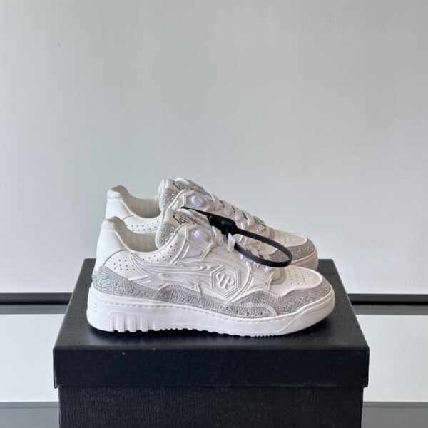 replica,schuhe,beste,kaufen,1:1,besten,seiten,Replik,turnschuhe,sneakers Boutique / PHILIPP PLEIN Herren-Sneaker der deutschen Streetwear-Marke, niedrige Passform, mit Strasssteinen besetzt, aus glänzendem Rindsleder (4LD3D).