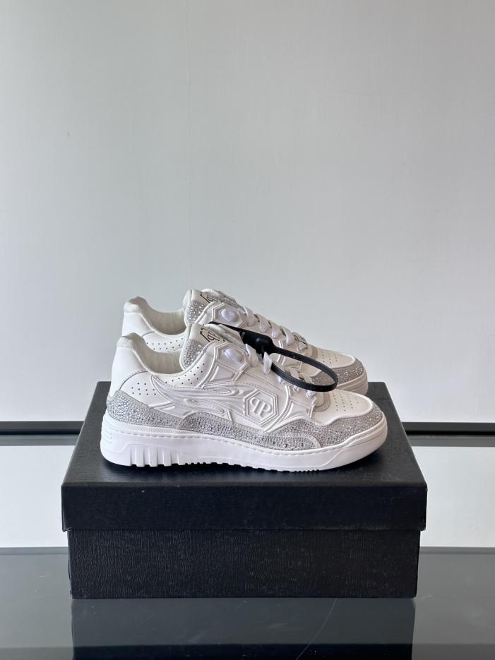 replica,schuhe,beste,kaufen,1:1,besten,seiten,Replik,turnschuhe,sneakers Boutique / PHILIPP PLEIN Herren-Sneaker der deutschen Streetwear-Marke, niedrige Passform, mit Strasssteinen besetzt, aus glänzendem Rindsleder (4LD3D).