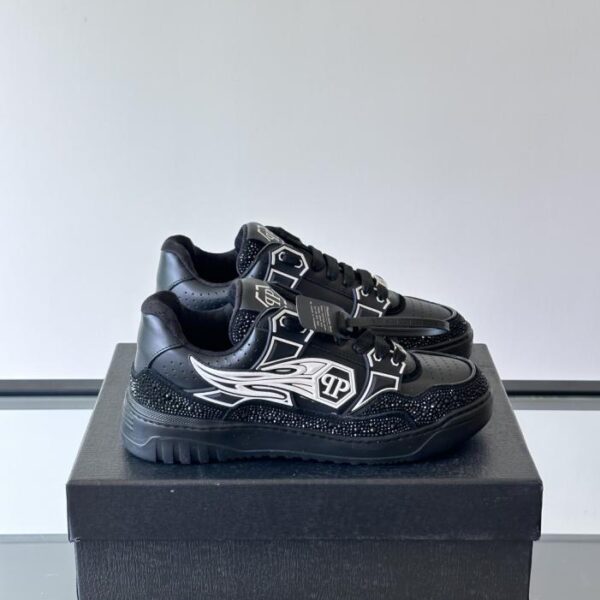 replica,schuhe,beste,kaufen,1:1,besten,seiten,Replik,turnschuhe,sneakers Boutique / PHILIPP PLEIN Herren-Sneaker der deutschen Streetwear-Marke, niedrige Passform, mit Strasssteinen verziert, aus glänzendem Rindsleder (6E7ZK)