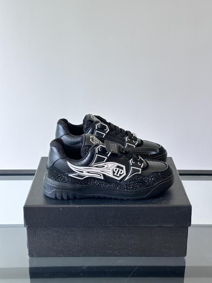 replica,schuhe,beste,kaufen,1:1,besten,seiten,Replik,turnschuhe,sneakers Boutique / PHILIPP PLEIN Herren-Sneaker der deutschen Streetwear-Marke, niedrige Passform, mit Strasssteinen verziert, aus glänzendem Rindsleder (6E7ZK)