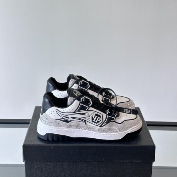 replica,schuhe,beste,kaufen,1:1,besten,seiten,Replik,turnschuhe,sneakers Boutique / PHILIPP PLEIN Herren-Sneaker der deutschen Streetwear-Marke mit niedrigem Schaft, Strassverzierungen und glänzendem Rindsleder (M3YQ3)