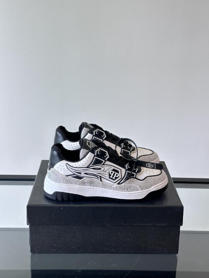 replica,schuhe,beste,kaufen,1:1,besten,seiten,Replik,turnschuhe,sneakers Boutique / PHILIPP PLEIN Herren-Sneaker der deutschen Streetwear-Marke mit niedrigem Schaft, Strassverzierungen und glänzendem Rindsleder (M3YQ3)