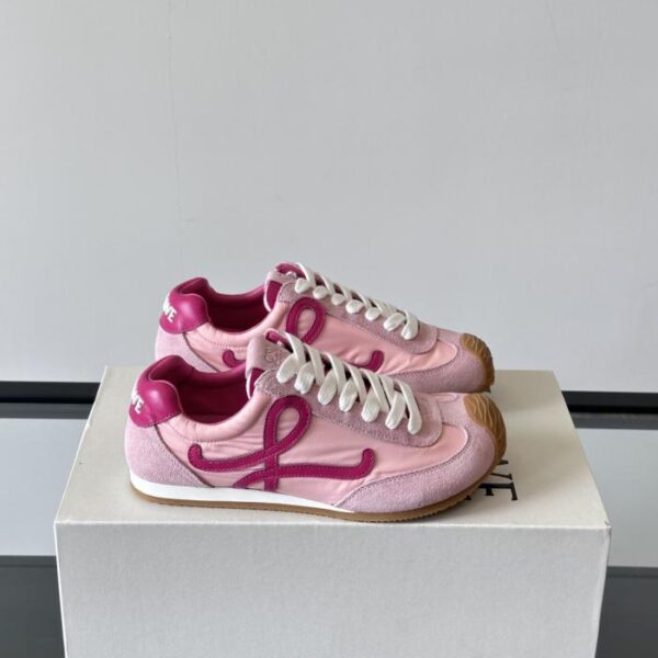replica,schuhe,beste,kaufen,1:1,besten,seiten,Replik,turnschuhe,sneakers Boutique / Die neuen Ballet Runner 2.0 Sneaker von LOEWE (AY5VI) zeichnen sich durch ein großes, rundes Zehendesign aus.