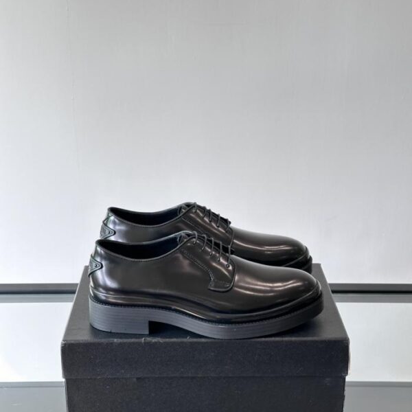 replica,schuhe,beste,kaufen,1:1,besten,seiten,Replik,turnschuhe,sneakers Boutique / Pradas neue Lackleder-Loafer (ZL4WB)