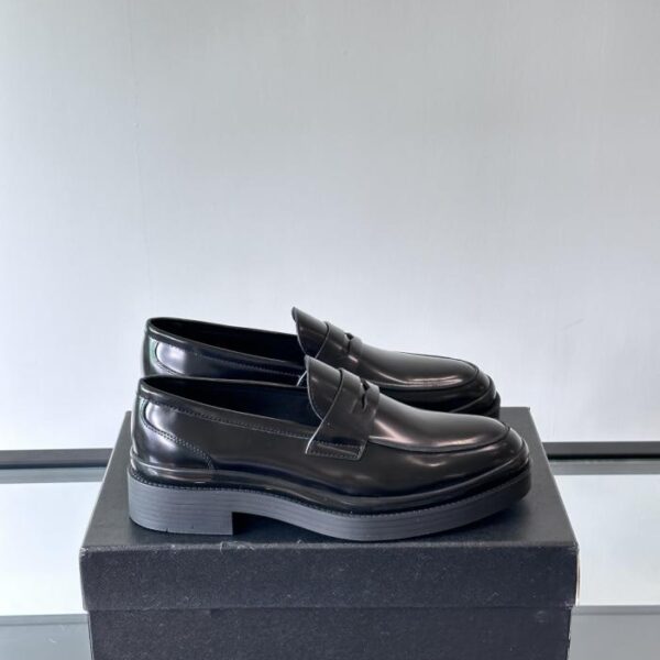 replica,schuhe,beste,kaufen,1:1,besten,seiten,Replik,turnschuhe,sneakers Boutique / Pradas neue Lackleder-Loafer (5J37D)