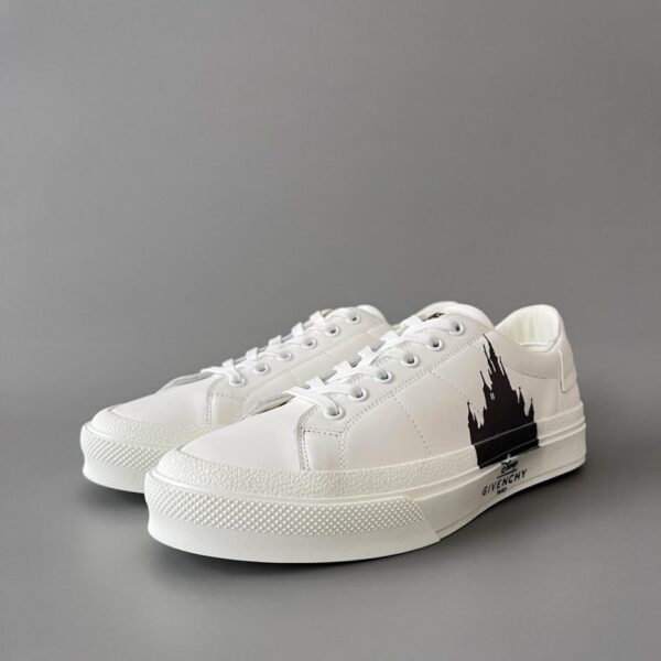 replica,schuhe,beste,kaufen,1:1,besten,seiten,Replik,turnschuhe,sneakers GIVENCHY City COURT Disney Castle Paar-Sneaker, Weiß und Schwarz (41 Sondergröße) (9LY59)