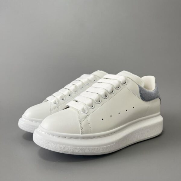 Alexander McQueen hellblaue Lammfell-Sneaker, Unisex-Modell, weiße Sneaker (WHFKZ)