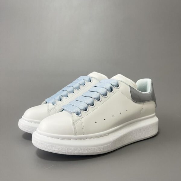 Alexander McQueen graue Lackleder-Sneaker, Unisex-Modell, weiße Sneaker (ASASI)