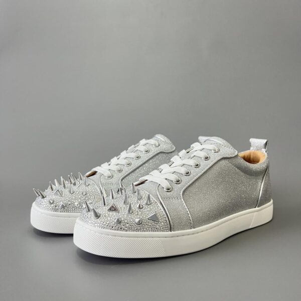 replica,schuhe,beste,kaufen,1:1,besten,seiten,Replik,turnschuhe,sneakers Christian Louboutin Louis Junior Spikes Low-Top-Sneaker in Silber (FLEIK)