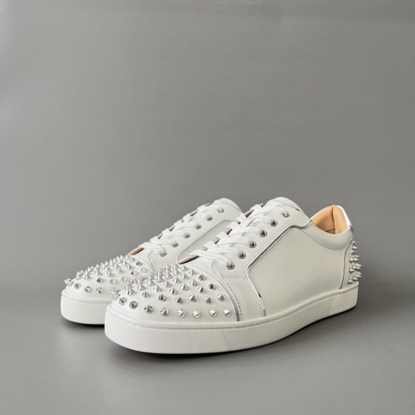 replica,schuhe,beste,kaufen,1:1,besten,seiten,Replik,turnschuhe,sneakers Christian Louboutin Louis Junior Spikes Nietenbesetzte Leder-Sneaker, Weiß (3MYUN)