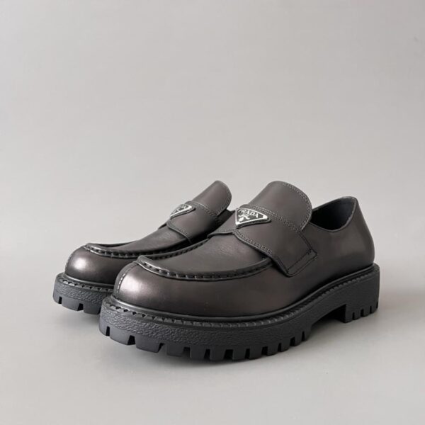 replica,schuhe,beste,kaufen,1:1,besten,seiten,Replik,turnschuhe,sneakers PRADA Leder-Slipper mit runder Zehenpartie, Herren, Dunkelbraun (312A1)