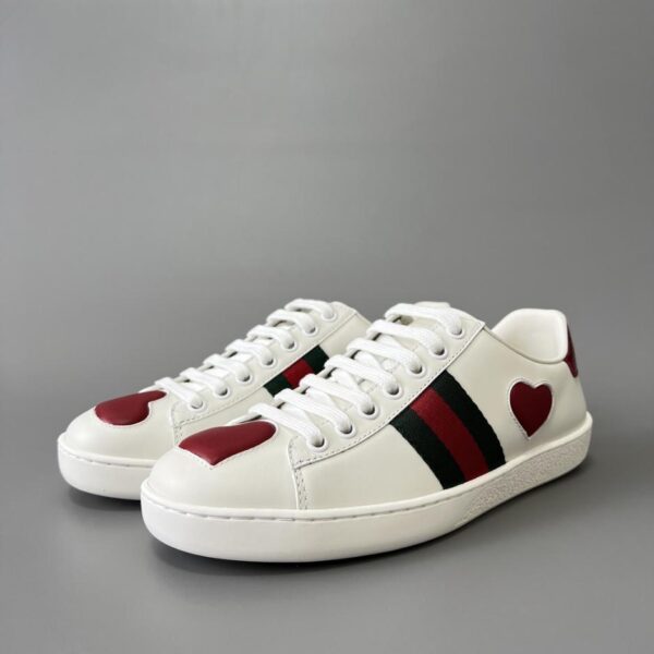 Gucci Ace Series Low-Top-Sneaker mit Herzmuster für Damen (KWK3G)