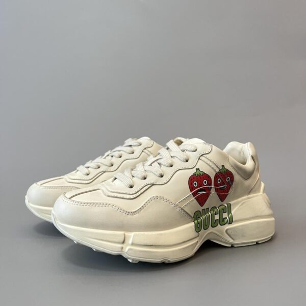 replica,schuhe,beste,kaufen,1:1,besten,seiten,Replik,turnschuhe,sneakers Gucci Rhyton Kollektion. Chunky-Sneaker mit Erdbeermuster für Damen (OBTOC)