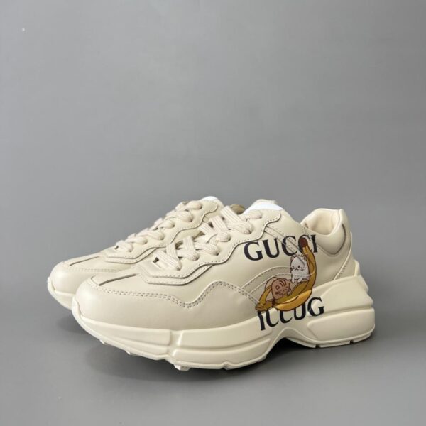 replica,schuhe,beste,kaufen,1:1,besten,seiten,Replik,turnschuhe,sneakers Gucci Rhyton Kollektion. Chunky-Sneaker mit Bananenkatzen-Anime-Print für Damen (Y38IV)