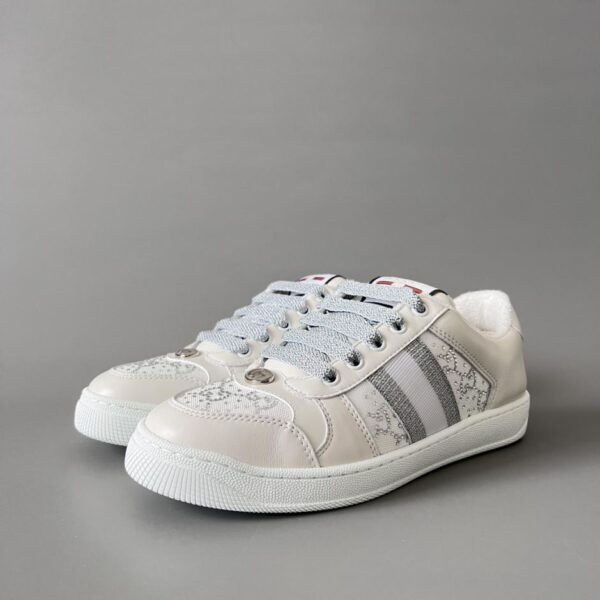 replica,schuhe,beste,kaufen,1:1,besten,seiten,Replik,turnschuhe,sneakers Gucci Screener Serie Used-Look-Sneaker, silberfarben mit Strasssteinen, hochwertiges Damenmodell (7V887 pro Paar)