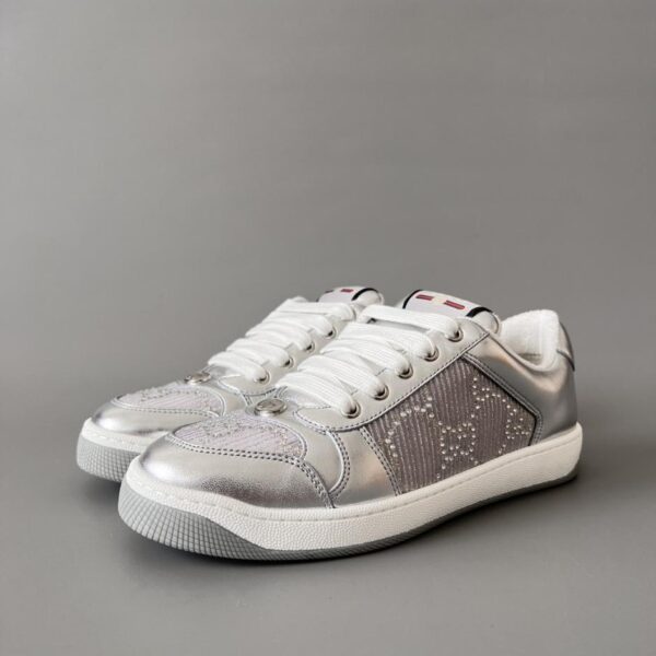 replica,schuhe,beste,kaufen,1:1,besten,seiten,Replik,turnschuhe,sneakers Gucci Screener Serie, Used-Look-Sneaker, silberfarben mit Strasssteinen, hochwertiges Damenmodell (jedes Paar QS7UC)