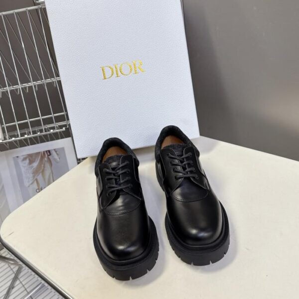 Diors neueste Lederschuhe im Vintage-Stil (8XIY7)