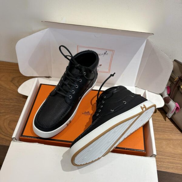 Das beliebte Paarschuhmodell von Hermès (NR80X) ist in den Boutiquen erhältlich.