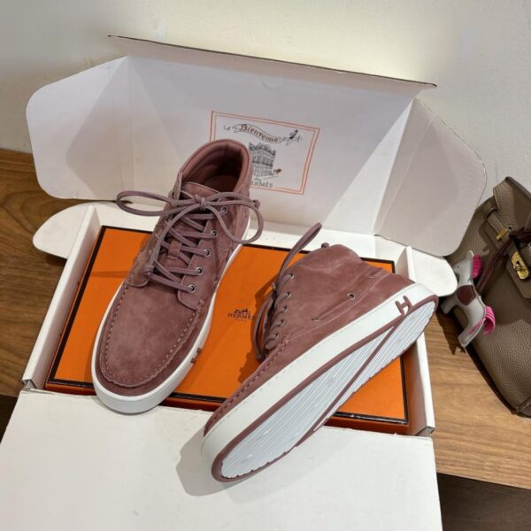 Das beliebte Paarmodell von Hermès (QJKY6) ist in den Boutiquen erhältlich.