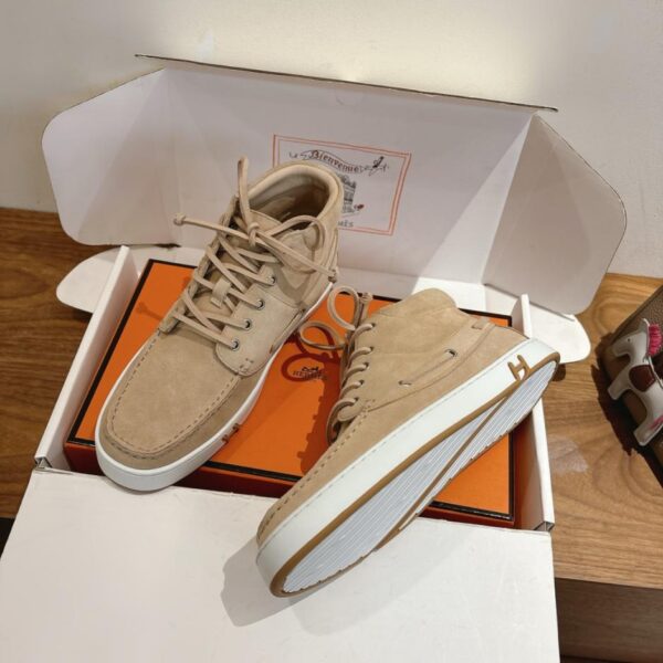 Das beliebte Paarmodell von Hermès (T5UNM) ist in den Boutiquen erhältlich.