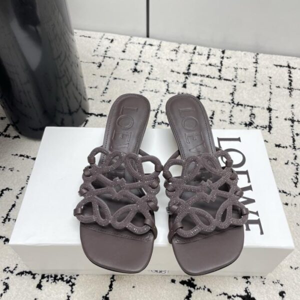 Die neuesten LOEWE-Sommer-Sandalen in limitierter Auflage mit durchbrochenem Muster, verziert mit Tausenden von Diamanten, verströmen ein luxuriöses Gefühl (5U3T7).