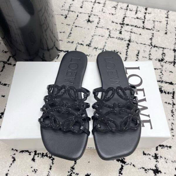 Die neuesten LOEWE-Sandalen in limitierter Sommeredition mit durchbrochenem Muster, verziert mit Tausenden von Diamanten, verströmen ein luxuriöses Gefühl (FGBQZ).