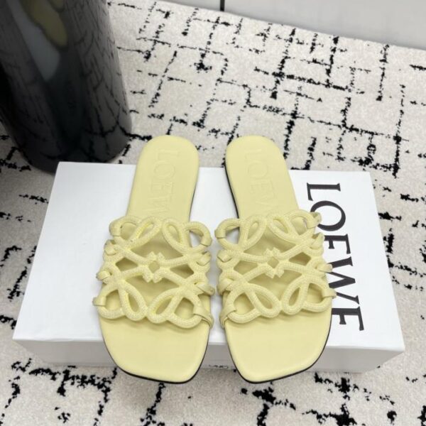 Die neuesten LOEWE-Sandalen in limitierter Sommeredition mit durchbrochenem Muster, besetzt mit Tausenden von Diamanten, verströmen puren Luxus. (GCQ0J)
