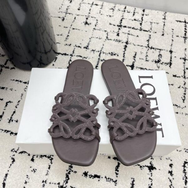 Die neuesten LOEWE-Sandalen in limitierter Sommeredition mit durchbrochenem Muster, verziert mit Tausenden von Diamanten, verströmen ein luxuriöses Gefühl (LTJVB).