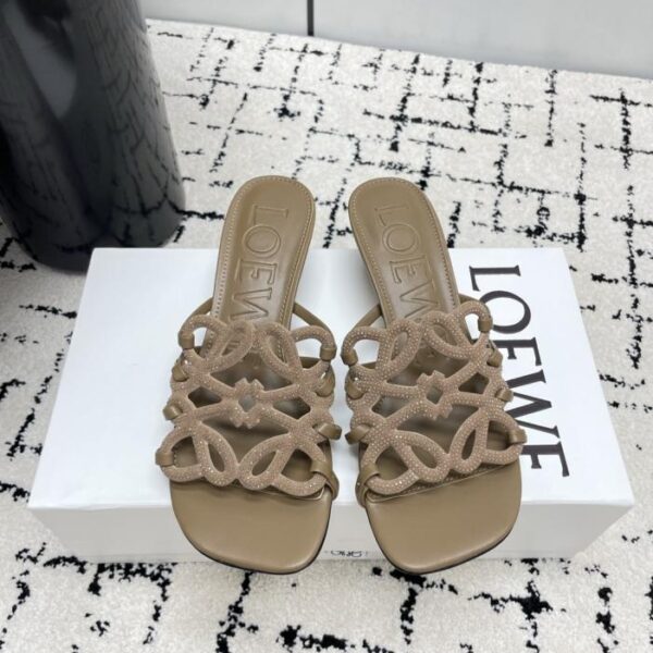 Die neuesten LOEWE-Sandalen in limitierter Sommeredition mit durchbrochenem Muster, verziert mit Tausenden von Diamanten, verströmen ein luxuriöses Gefühl (QQ6XD).