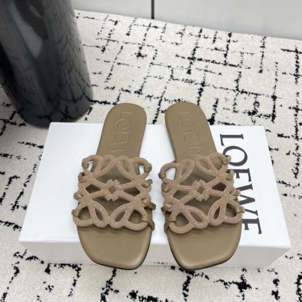 Die neuesten LOEWE-Sommer-Sandalen in limitierter Auflage mit durchbrochenem Muster, verziert mit Tausenden von Diamanten, verströmen ein luxuriöses Gefühl (T60V0).