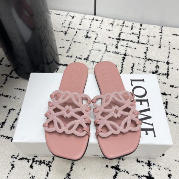 Die neuesten LOEWE-Sandalen in limitierter Sommeredition mit durchbrochenem Muster, verziert mit Tausenden von Diamanten, verströmen ein luxuriöses Gefühl (UZHDY).