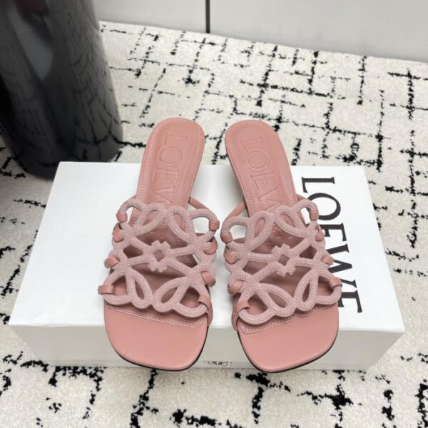 Die neuesten LOEWE-Sommer-Sandalen in limitierter Auflage mit durchbrochenem Muster, verziert mit Tausenden von Diamanten, verströmen ein luxuriöses Gefühl (VC4XZ).