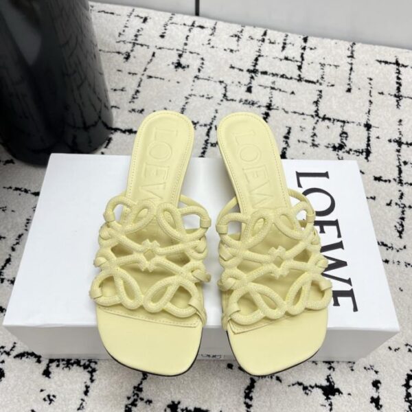 Die neuesten LOEWE-Sandalen in limitierter Sommeredition mit durchbrochenem Muster, verziert mit Tausenden von Diamanten, verströmen ein luxuriöses Flair (WNFY9).
