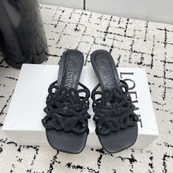 Die neuesten LOEWE-Sommer-Sandalen in limitierter Auflage mit durchbrochenem Muster, verziert mit Tausenden von Diamanten, verströmen ein luxuriöses Gefühl (X1V0O).