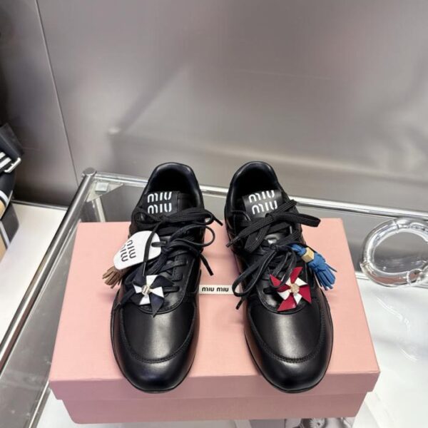 „Ein neues Kapitel im Retro-Stil“: Gewachste Kalbslederschuhe im Miu-Miu-Stil (DSALA)